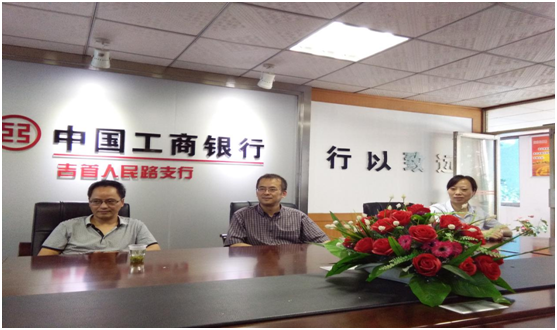 (图为 领导老师认真倾听学生实习汇报)