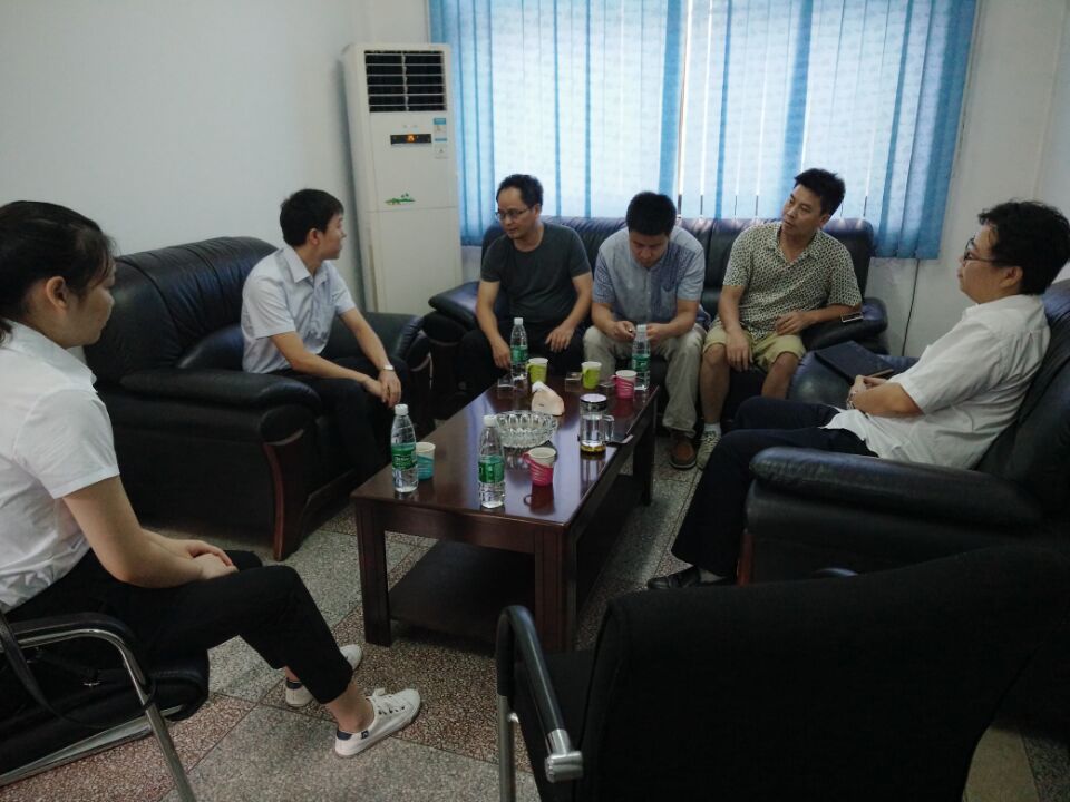 (图为领导们与同学们进行交流)