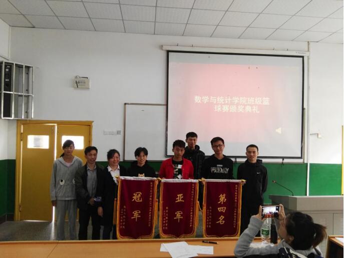 在此输入描(图为获奖班级领奖)