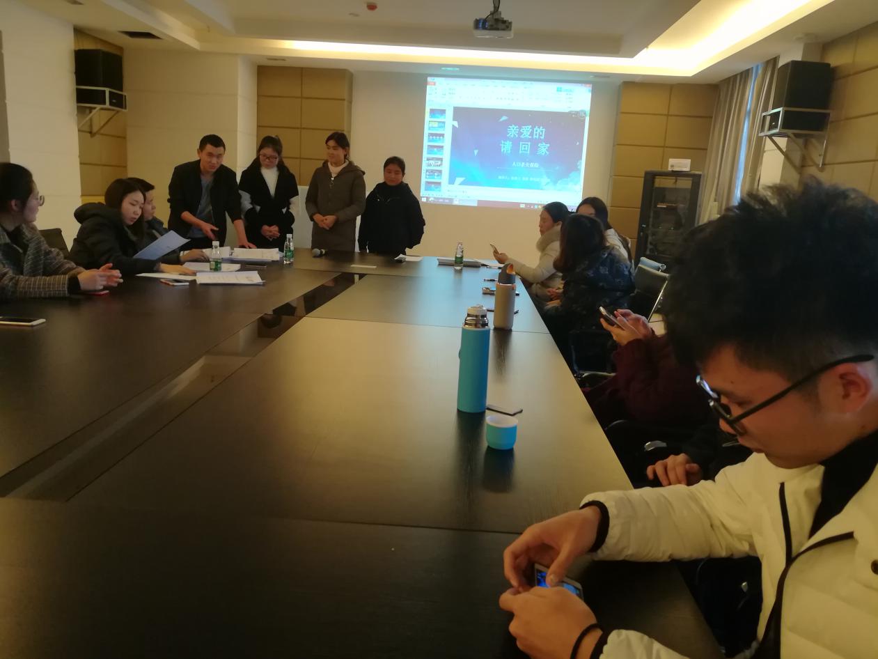 图为部分小组答辩