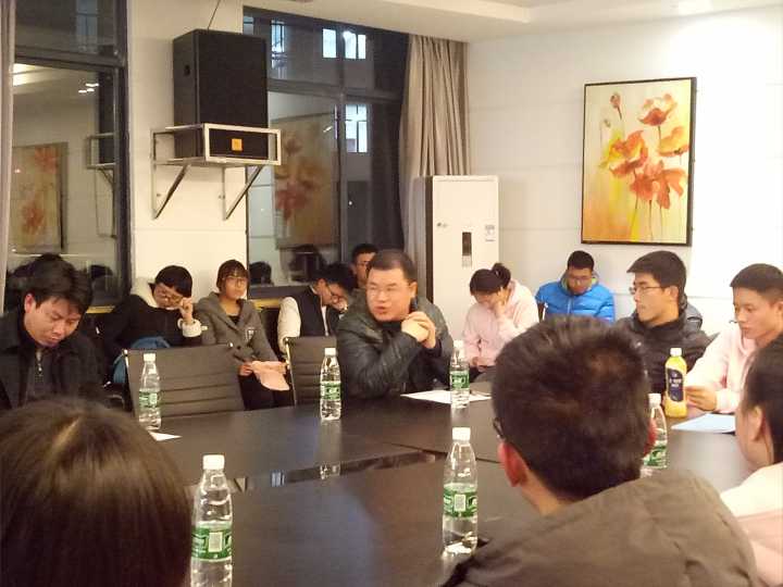 图为方东辉经理发言