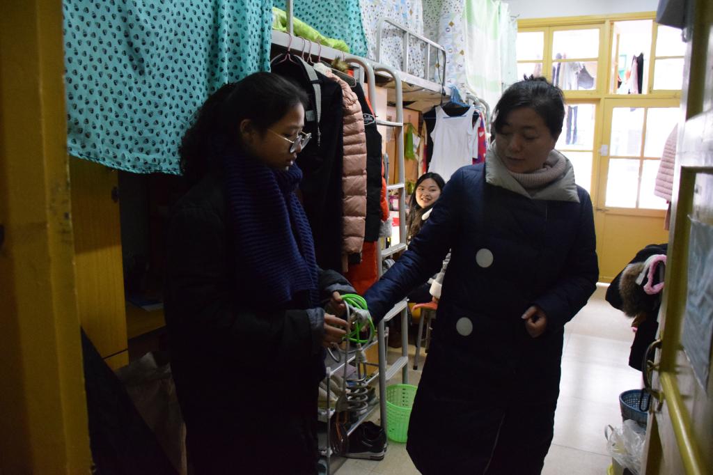 (公司党委副书记吴丽华老师下寝查缴违章电器)