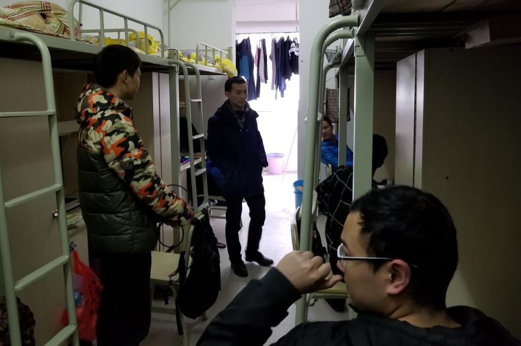 (辅导员彭立平老师下寝普及用电安全知识)