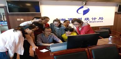 图为龙山县政法委向主任为同学们做培训